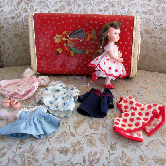 GINNY DOLL, BENT KNEE WALKER w CASE + 6 PRETTY DRESSES, 2 PAIR SHOES + MORE - Picture 10 of 16